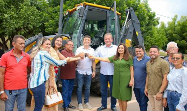 Solenidade de entrega de 02 novos veículos para a Secretaria de Saúde e 01 retroescavadeira para o Município de Aracoiaba.