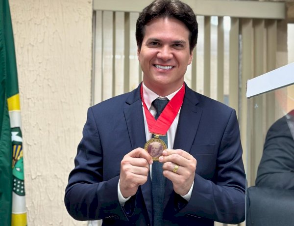 O prefeito de Baturité esteve em sua cidade natal, Tauá, onde recebeu a medalha do mérito legislativo.