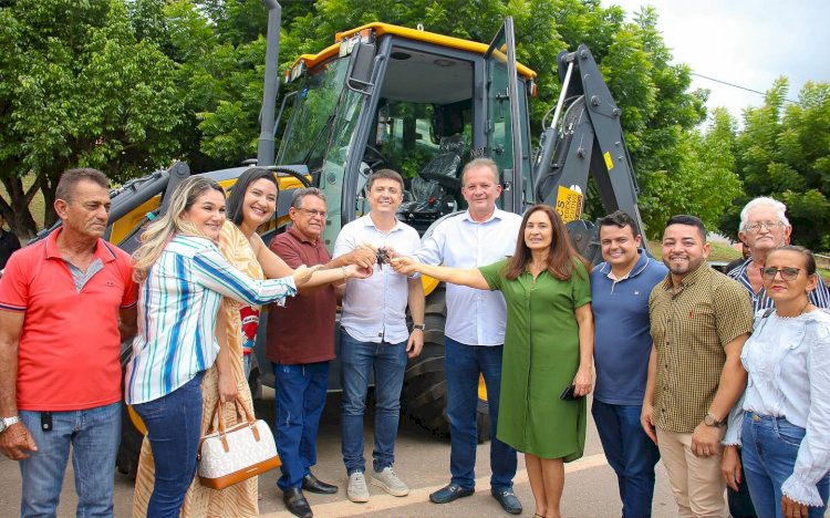 Solenidade de entrega de 02 novos veículos para a Secretaria de Saúde e 01 retroescavadeira para o Município de Aracoiaba.