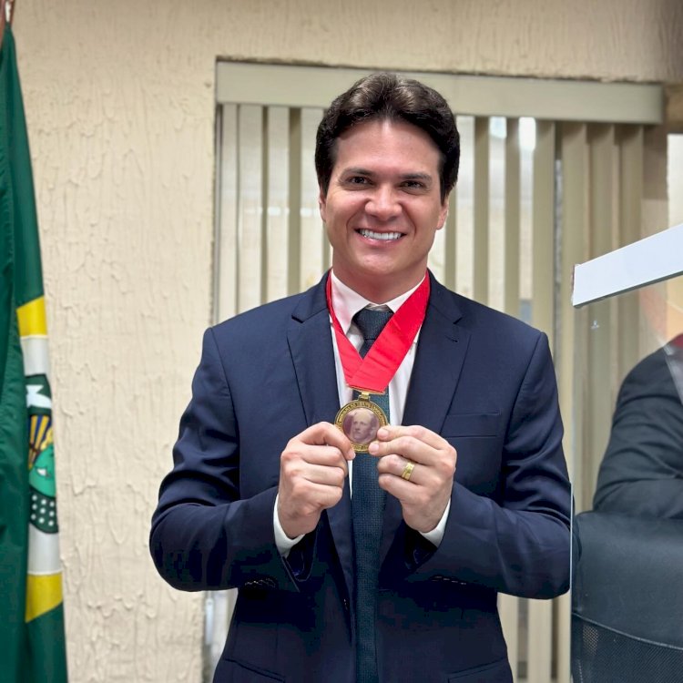 O prefeito de Baturité esteve em sua cidade natal, Tauá, onde recebeu a medalha do mérito legislativo.
