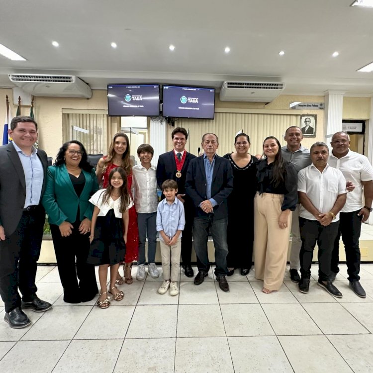 O prefeito de Baturité esteve em sua cidade natal, Tauá, onde recebeu a medalha do mérito legislativo.